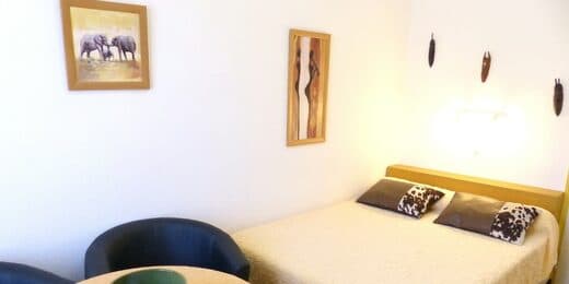 Amelie les bains location daviaud, photo du coin nuit du T1 n°2 avec loggia. Cette location se trouve à 100 mètres des thermes.
