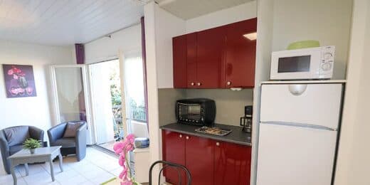 Coin cuisine de l'appartement N°275 de Ladeuille Hebergemet à Amélie les bains
