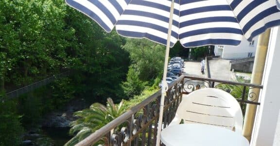 Amelie les bains location daviaud, photo du balcon avec vue sur rivière du T1 n°B7. Cette location se trouve à 100 mètres des thermes.