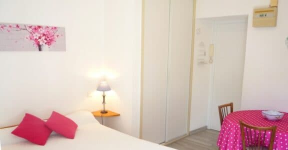 Amelie les bains location daviaud, photo du coin nuit du studio n°C3 avec WIFI gratuit. Cette location se trouve à 100 mètres des thermes.